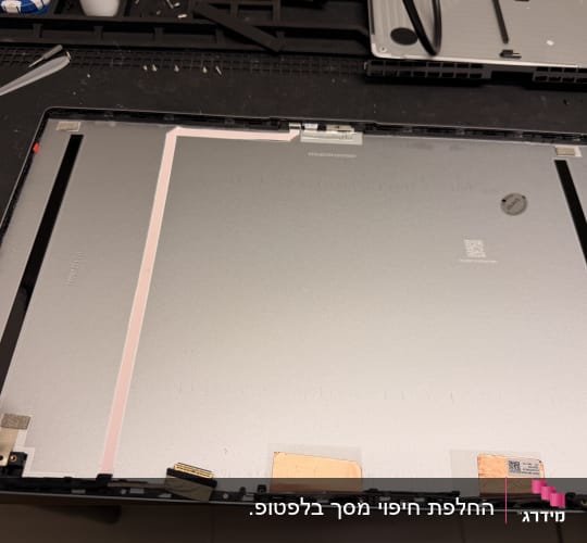 פירוק מסך מחשב נייד על שולחן עבודה
